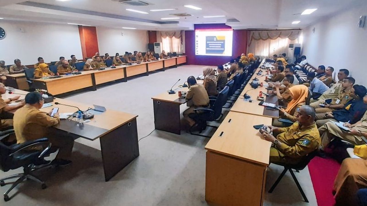 Pemerintah Provinsi Kepri menetapkan jam kerja ASN dan non-ASN selama Ramadhan 1446 H/2025 minimal 32,5 jam per minggu, dengan pengaturan khusus untuk unit kerja tertentu dan cuti bersama Idul Fitri.