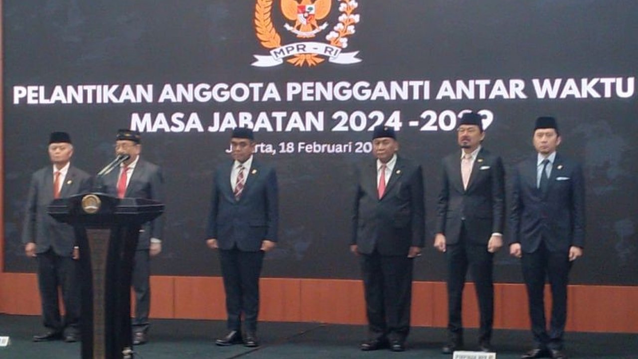 Ketua MPR RI, Ahmad Muzani, melantik tujuh anggota MPR pengganti antarwaktu (PAW) untuk masa jabatan 2024-2029 pada Selasa di Kompleks Parlemen, Senayan, Jakarta.