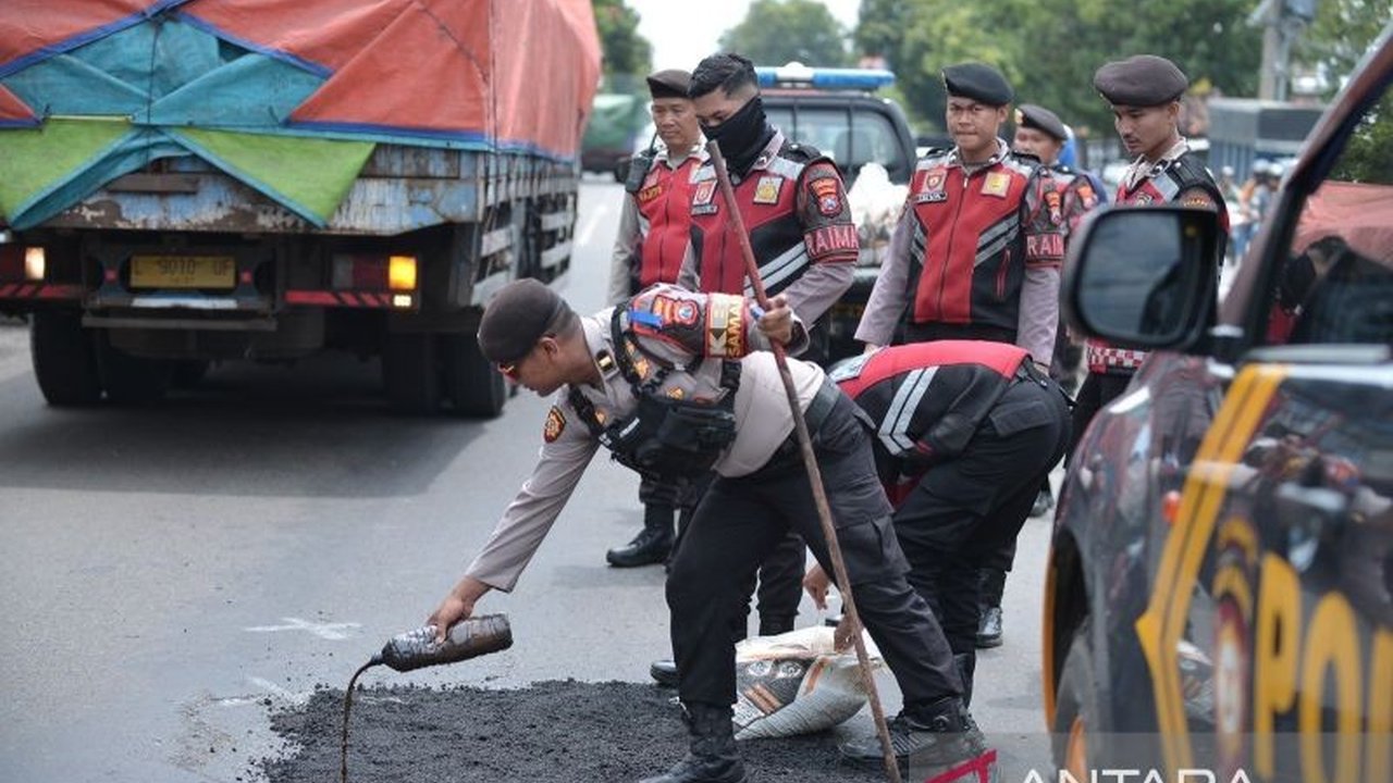 Anggota Satuan Samapta Polres Situbondo berinisiatif menambal jalan berlubang di jalur pantura saat patroli, sebagai bentuk kepedulian terhadap keselamatan pengguna jalan dan mencegah kecelakaan.