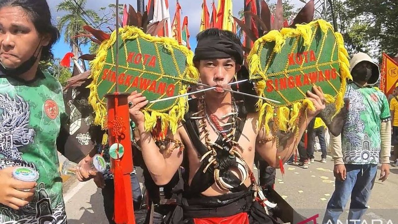 Tradisi Tatung dalam perayaan Cap Go Meh di Singkawang, Kalimantan Barat, merupakan perpaduan unik budaya Tionghoa dan Dayak yang kaya makna spiritual dan menarik minat wisatawan, sekaligus menghadapi tantangan pelestarian di era modern.