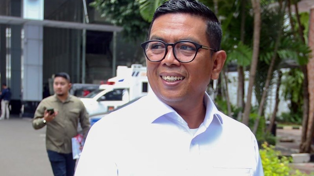 Gubernur dan Wakil Gubernur Banten terpilih, Andra Soni-Dimyati Natakusumah, menolak anggaran miliaran rupiah untuk pakaian dinas dan tempat tidur,  mengingat Instruksi Presiden Nomor 1 Tahun 2025 tentang efisiensi belanja APBN dan APBD.