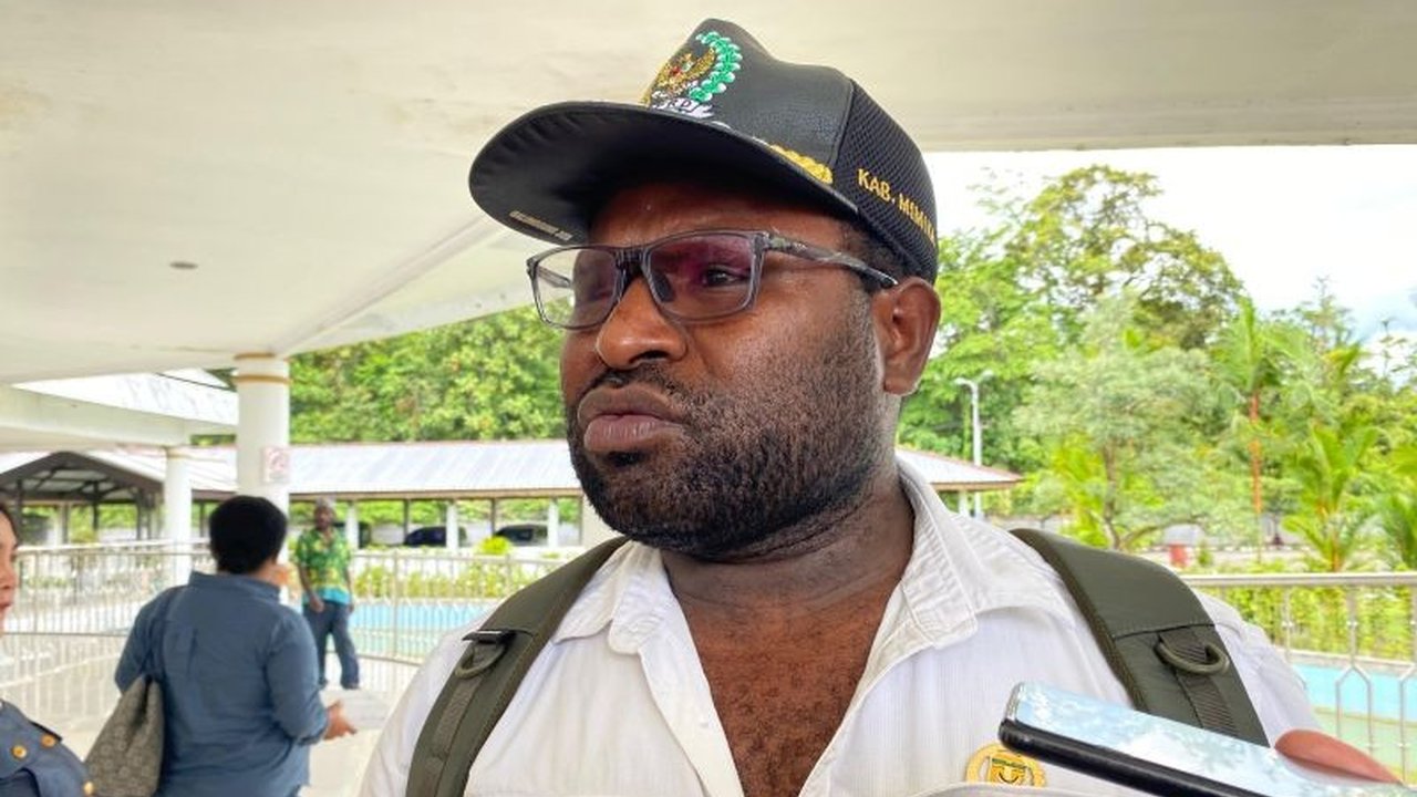 Anggota DPRK Mimika mendesak Pemkab Mimika untuk membuka kembali penerbangan ke wilayah pedalaman Papua Tengah guna mengatasi kesulitan akses kesehatan, ekonomi, dan layanan pemerintahan yang dialami masyarakat.