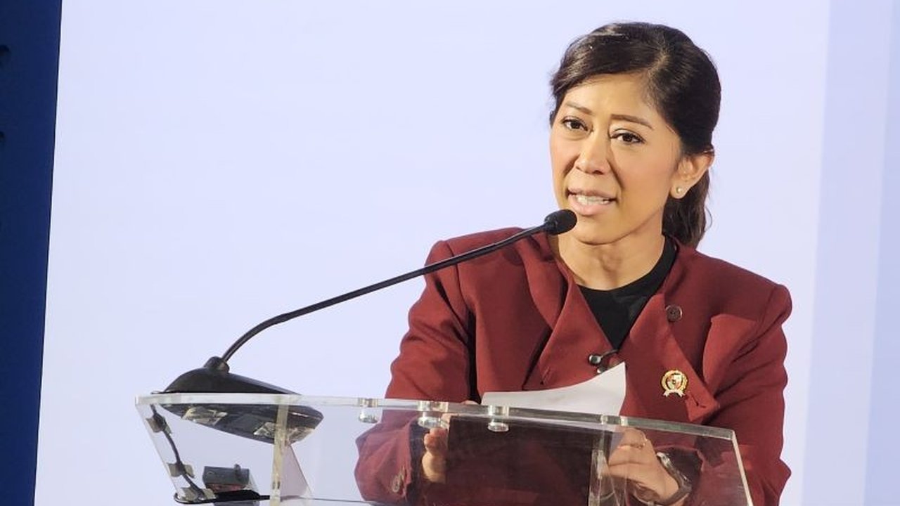 Pemerintah Indonesia sedang merancang aturan perlindungan anak online yang menekankan pengawasan optimal orang tua, bukan membatasi akses anak ke dunia digital, dengan tetap menetapkan batasan usia minimal penggunaan media sosial.