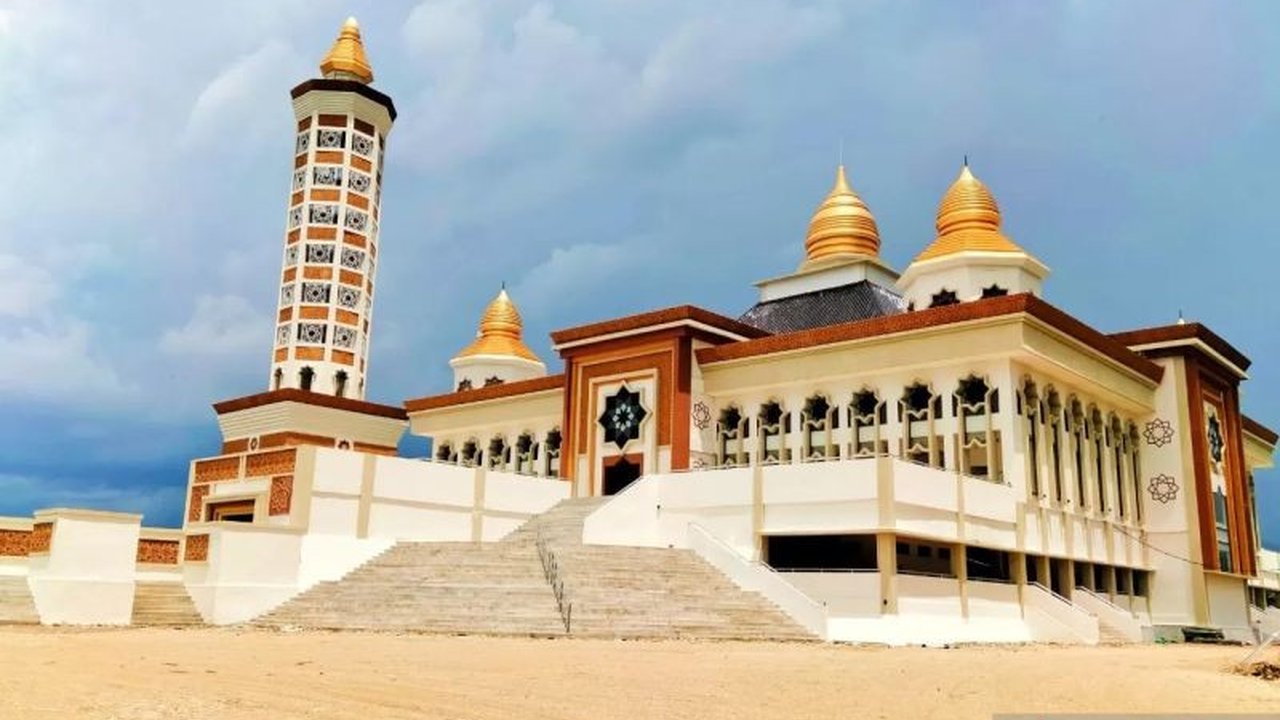 Kejaksaan Tinggi NTB telah memeriksa lima saksi terkait dugaan korupsi pembangunan Masjid Agung Bima senilai Rp78 miliar, yang sebelumnya ditangani KPK dan ditemukan penyimpangan anggaran Rp8,4 miliar oleh BPK.