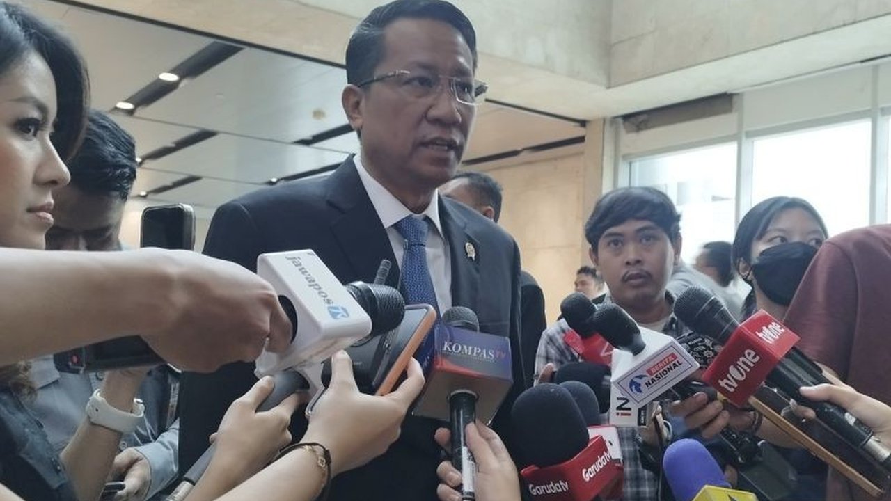 Menteri Hukum dan HAM memastikan revisi RUU TNI untuk 2025 tidak berbeda dari periode sebelumnya, hanya menyesuaikan nomenklatur dan fokus pada penyamaan usia pensiun dengan ASN.