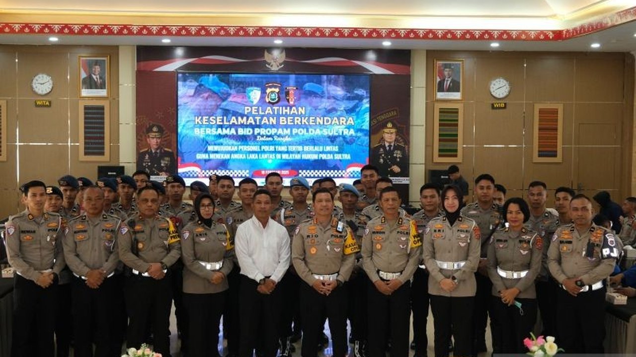 Polda Sulawesi Tenggara menggelar pelatihan keselamatan berkendara bagi personelnya untuk menekan angka kecelakaan lalu lintas dan memberikan contoh baik dalam kepatuhan berlalu lintas.
