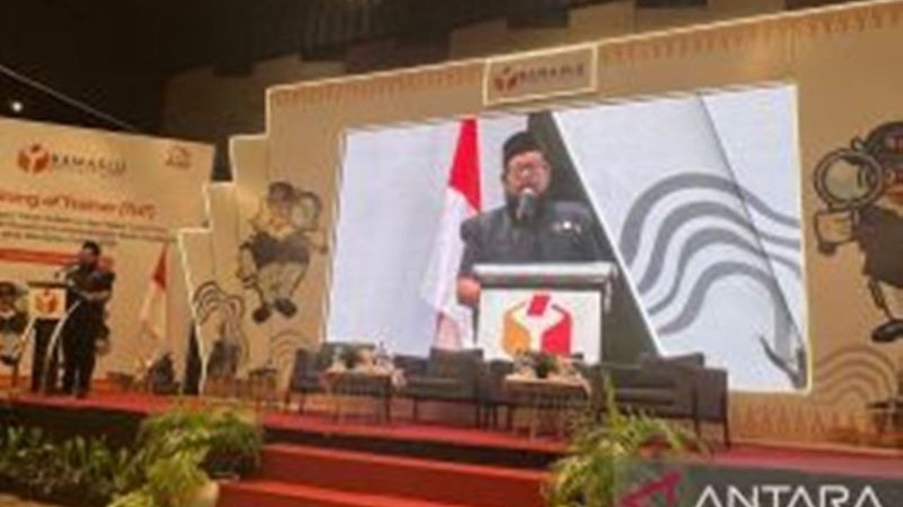 Bawaslu Riau mengajak masyarakat Riau untuk menunggu dengan tenang putusan Mahkamah Konstitusi (MK) terkait Perselisihan Hasil Pemilihan Kepala Daerah (PHPKD) di tujuh kabupaten/kota, dan tetap menjaga kondusifitas daerah.