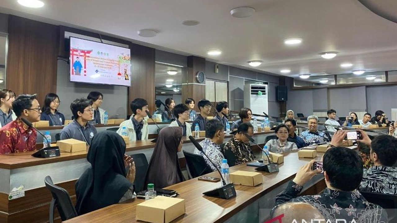 Dua belas mahasiswa Jepang mengikuti program pertukaran pelajar di Universitas Mulawarman, Kalimantan Timur, untuk mempelajari kehutanan tropis dan budaya lokal, demi meningkatkan kualitas pendidikan dan wawasan global.