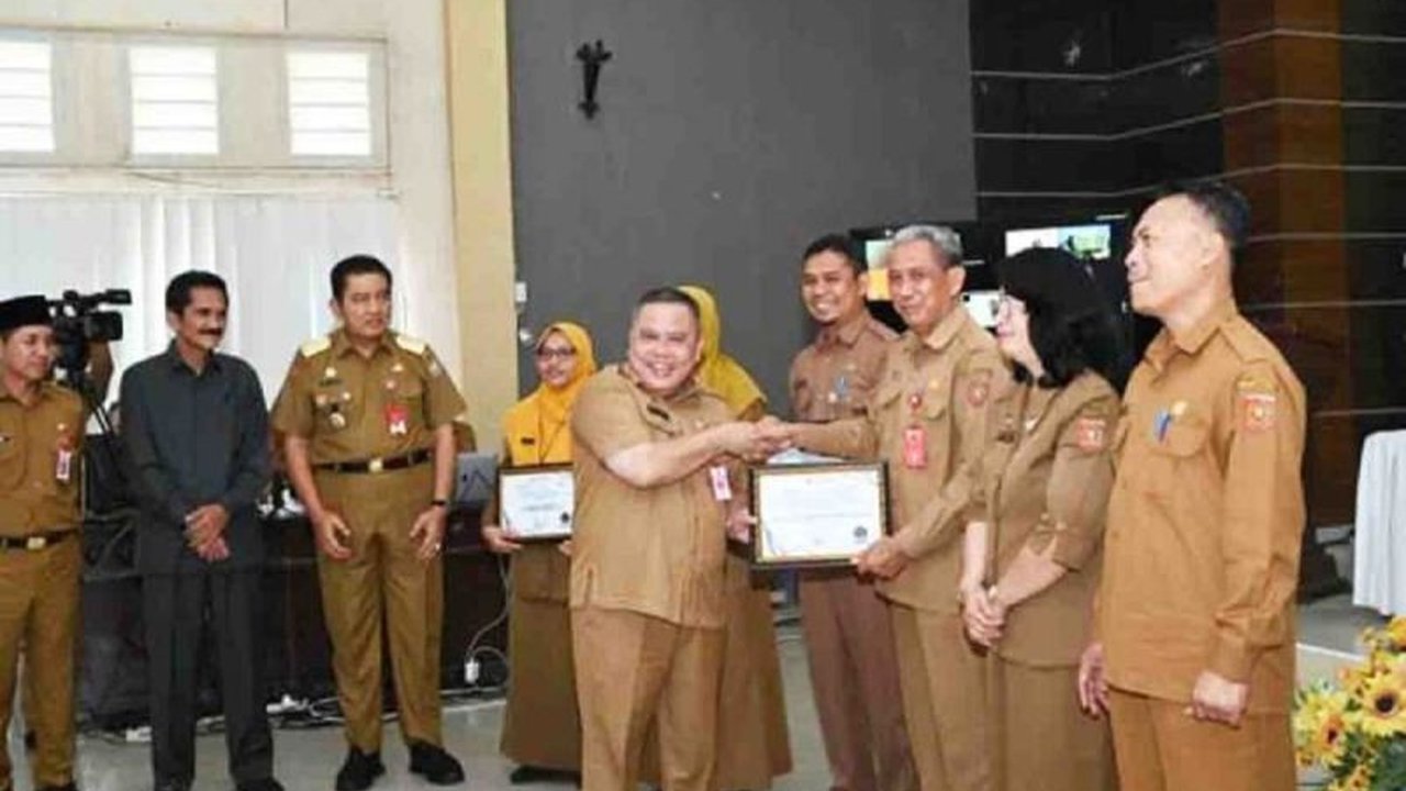 Dinas Sosial Kotawaringin Barat (Kobar) meraih penghargaan zona hijau dari Ombudsman RI atas kualitas pelayanan publiknya yang tinggi, meningkat dari tahun sebelumnya.