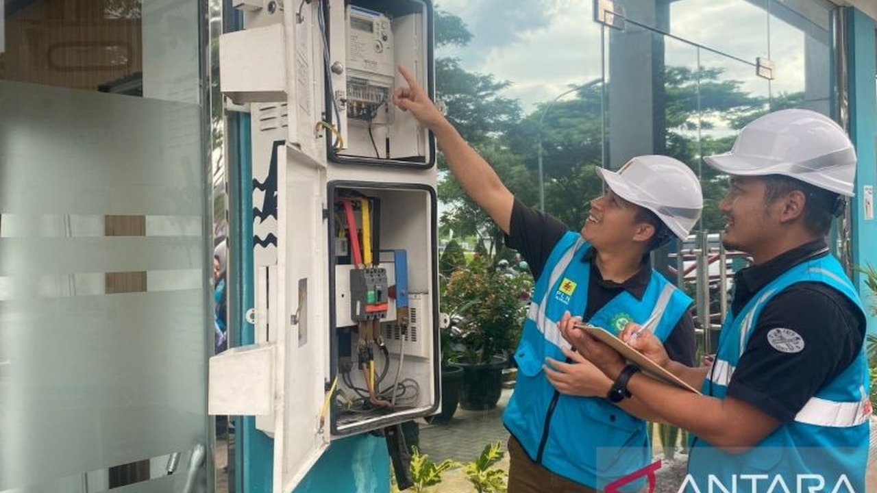 PLN UP3 Cikarang berhasil meningkatkan penjualan listrik sebesar 13 persen di tahun 2024, didorong oleh pertumbuhan sektor bisnis dan data center, serta kolaborasi dengan pemerintah daerah.