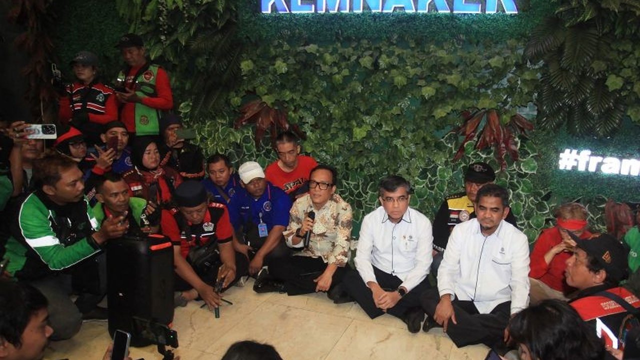 Tuntutan regulasi baru bagi pengemudi ojol di Indonesia memicu perdebatan antara kesejahteraan driver, potensi kenaikan tarif, dan keberlanjutan bisnis platform aplikasi.