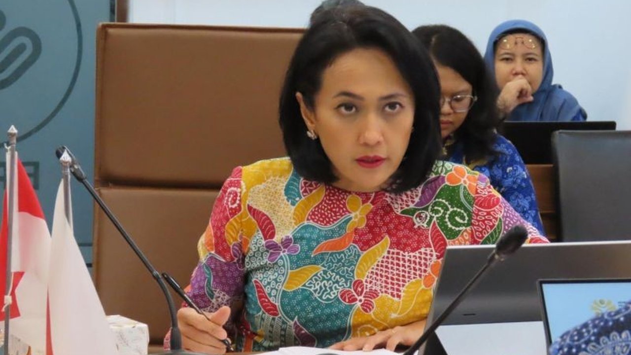 Wakil Menteri P2MI menanggapi positif tren #KaburAjaDulu di media sosial, namun menekankan pentingnya mematuhi aturan hukum dalam mencari pekerjaan di luar negeri agar aman dan terlindungi.