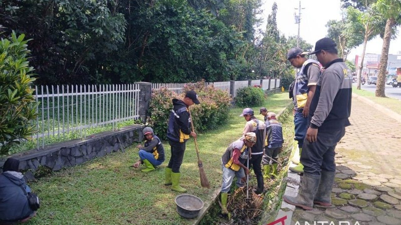 Petugas Dinas PUPR Kota Magelang dan warga Akademi Militer (Akmil) melakukan kerja bakti membersihkan lingkungan sekitar Akmil menjelang penyelenggaraan retreat kepala daerah.