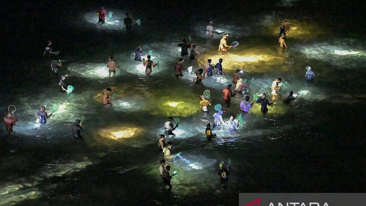 Pemerintah Kabupaten Lombok Tengah meliburkan siswa TK, SD, dan SMP pada 19 Februari 2024 untuk berpartisipasi dalam tradisi Bau Nyale, menangkap cacing laut di Pantai Seger dan sekitarnya.