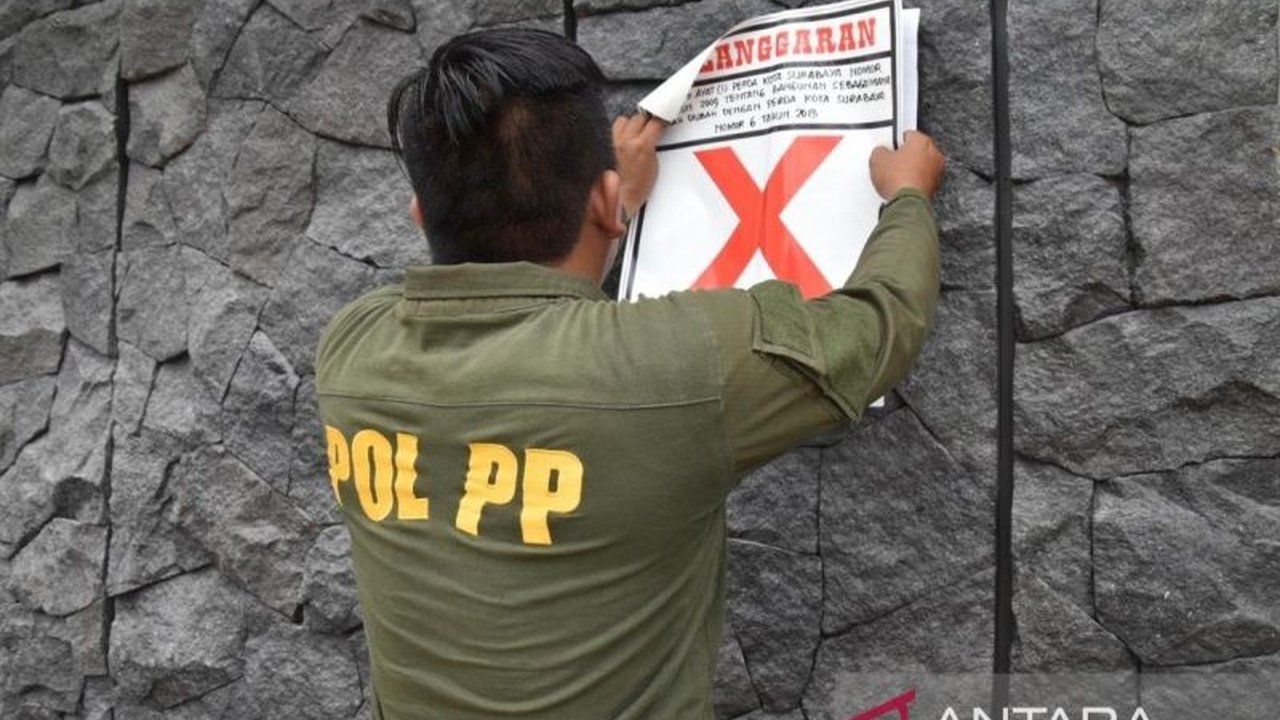 Satuan Polisi Pamong Praja (Satpol PP) Kota Surabaya menyegel delapan bangunan di Surabaya Barat karena tidak memiliki Izin Mendirikan Bangunan (IMB) atau Izin Persetujuan Bangunan Gedung (PBG), melanggar Perda Kota Surabaya Nomor 7 Tahun 2009.