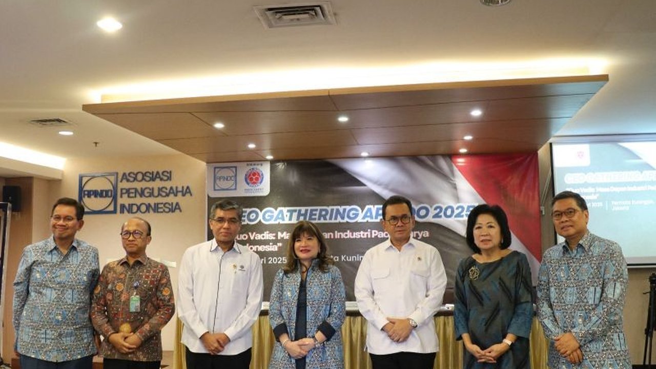 Ketua Apindo menyoroti rendahnya investasi di sektor padat karya Indonesia, yang berdampak pada lapangan kerja dan daya saing produk, serta menyerukan sinergi pemerintah dan pengusaha untuk mengatasinya.