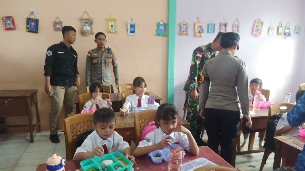 Dinas Kesehatan dan KB Bengkayang, Kalimantan Barat, menjamin mutu dan higienitas program Makan Bergizi Gratis (MBG) yang menyasar 1.289 siswa di lima sekolah, guna mencegah stunting dan mewujudkan generasi emas 2045.