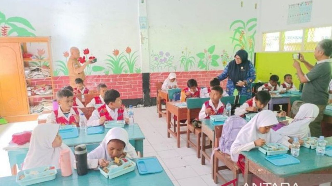 Pemerintah Kota Bima meluncurkan Program Makan Bergizi Gratis (MBG) tahap pertama untuk 3.262 pelajar di 21 sekolah di Kecamatan Asakota, dengan rencana perluasan ke seluruh siswa Kota Bima.