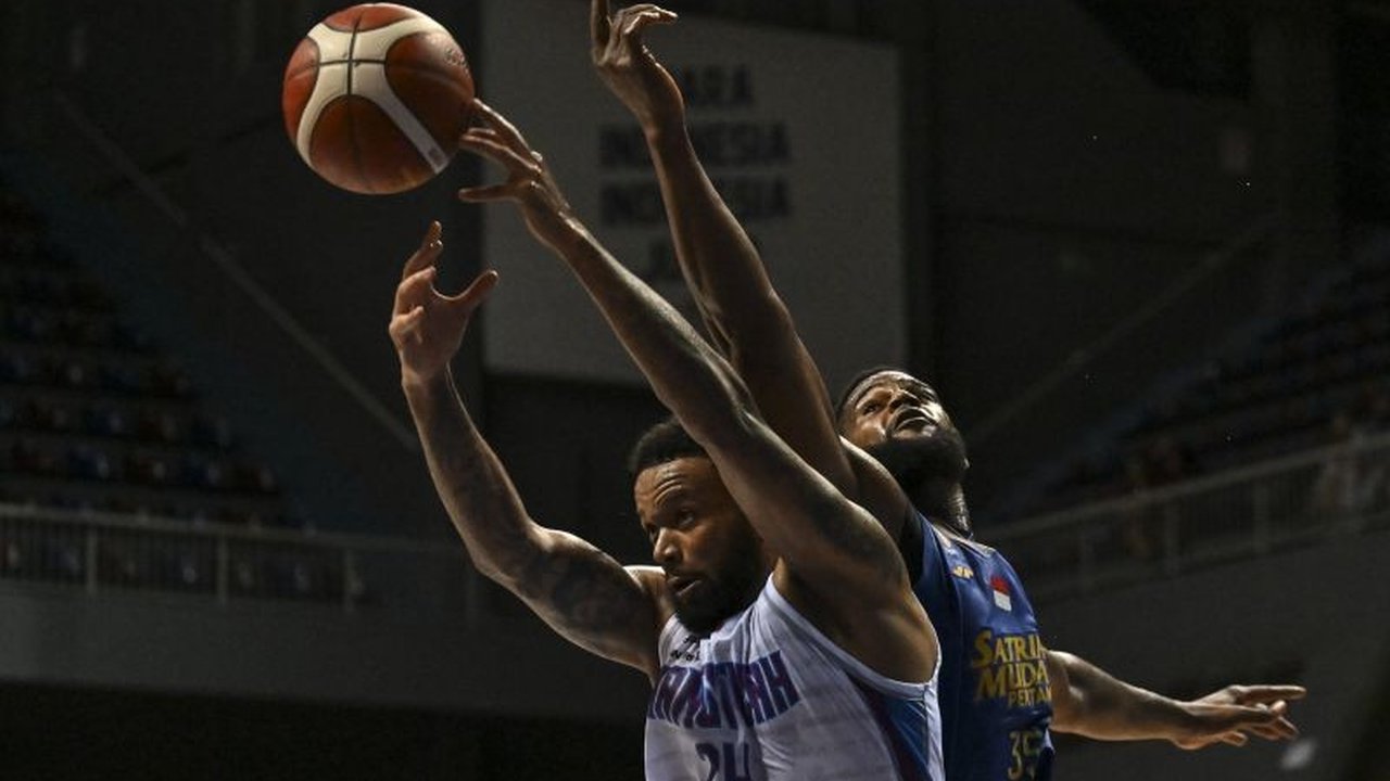 Hangtuah Jakarta secara mengejutkan memimpin klasemen IBL 2025 setelah pekan keenam dengan delapan kemenangan dari sepuluh pertandingan, unggul dalam pertahanan dan didukung performa apik pemain kunci seperti Rakeem Christmas dan Adonys Henriquez.