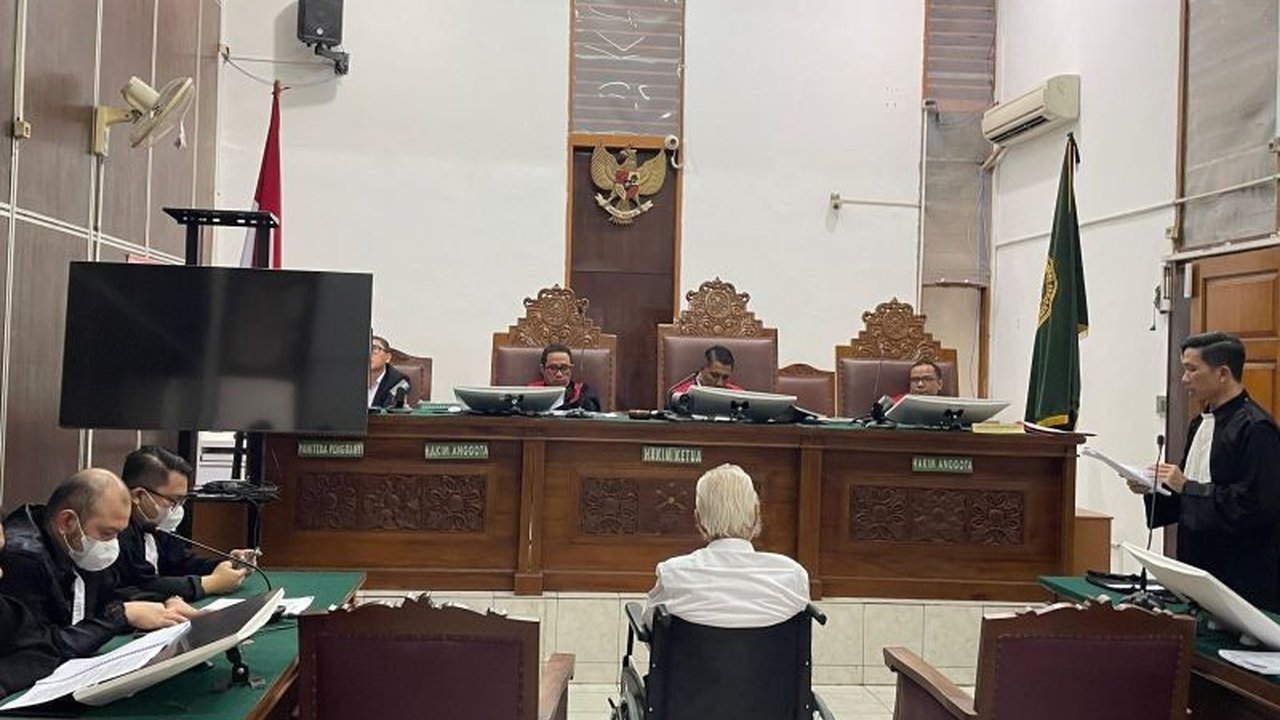 Ted Sioeng, terdakwa kasus dugaan penipuan Rp133 miliar dari Bank Mayapada, meminta vonis bebas karena kuasa hukumnya menilai kasus tersebut merupakan sengketa perdata, bukan pidana, dan terdapat dugaan rekayasa dari pihak bank.