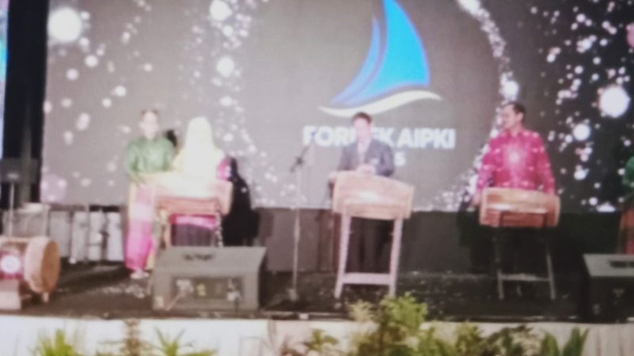 Pertemuan Forum Dekan AIPKI di Makassar, Sulawesi Selatan, membahas tantangan dan peluang pendidikan kedokteran di Indonesia, termasuk perubahan sistem ujian kompetensi dan distribusi FK yang lebih merata.