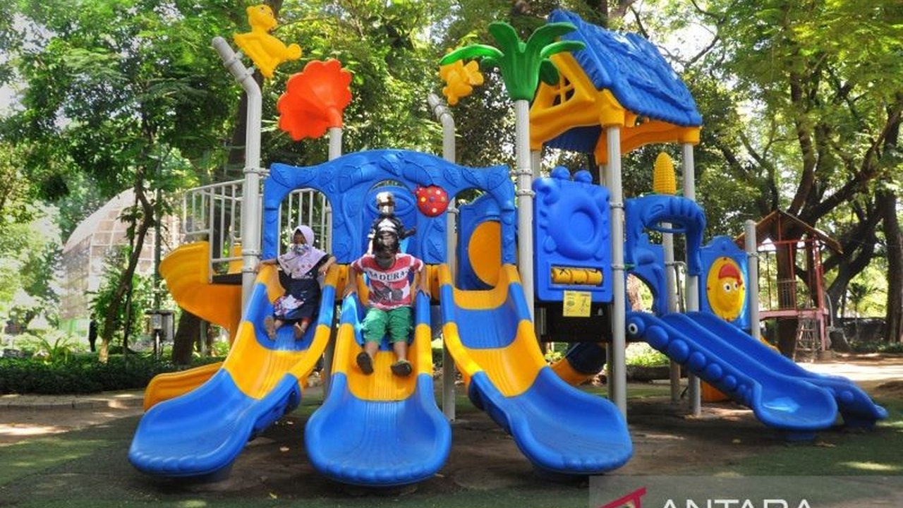 Taman Flora dan Taman Cahaya Surabaya resmi kantongi sertifikat SNI 9169:2023 Ruang Bermain Ramah Anak (RBRA), menunjukkan komitmen Surabaya sebagai Kota Layak Anak dengan fasilitas aman dan nyaman bagi anak-anak.