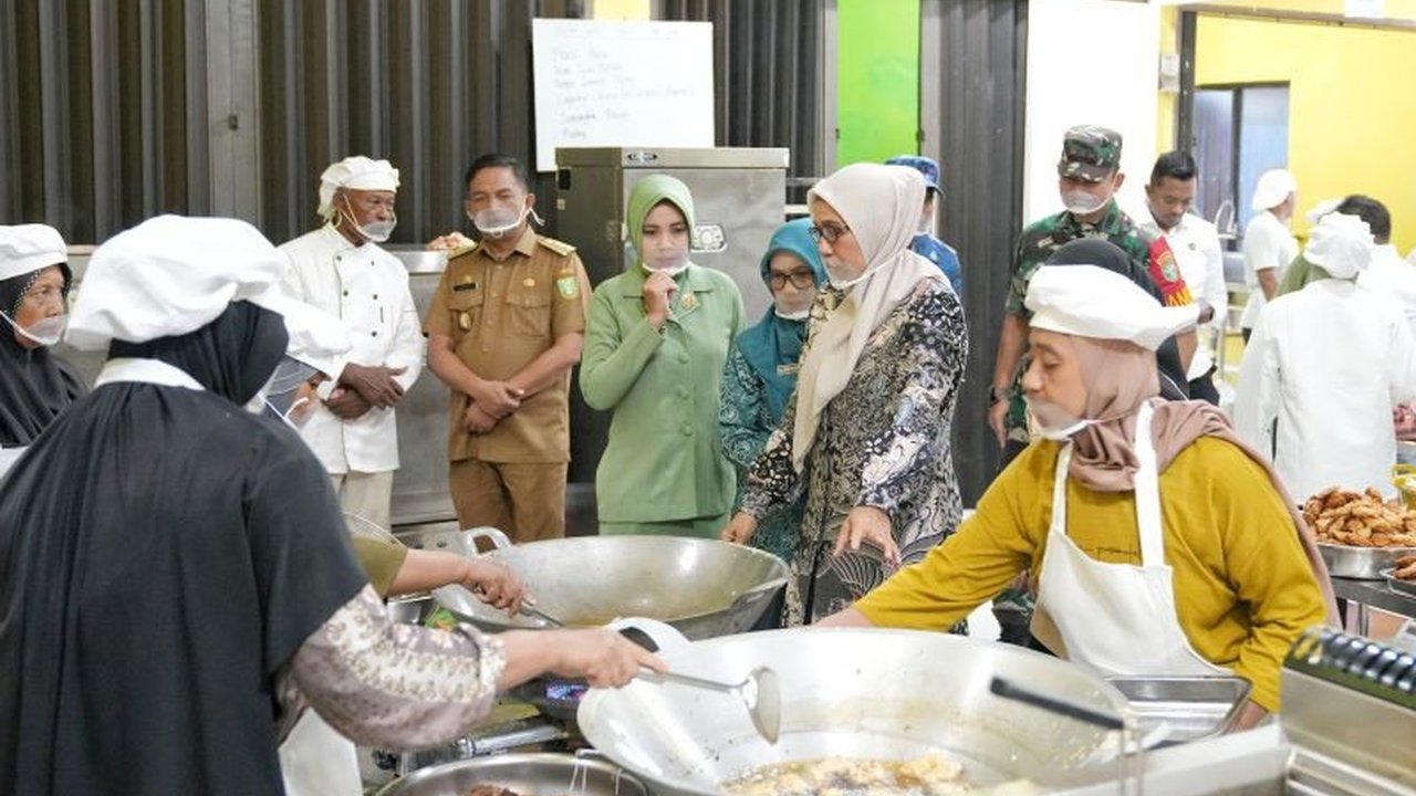 Pemerintah Kota Sabang, Aceh, memulai program Makan Bergizi Gratis (MBG) di sekolah-sekolah untuk meningkatkan gizi anak dan mewujudkan generasi emas Indonesia 2045, dengan produksi awal 2000 porsi makanan.