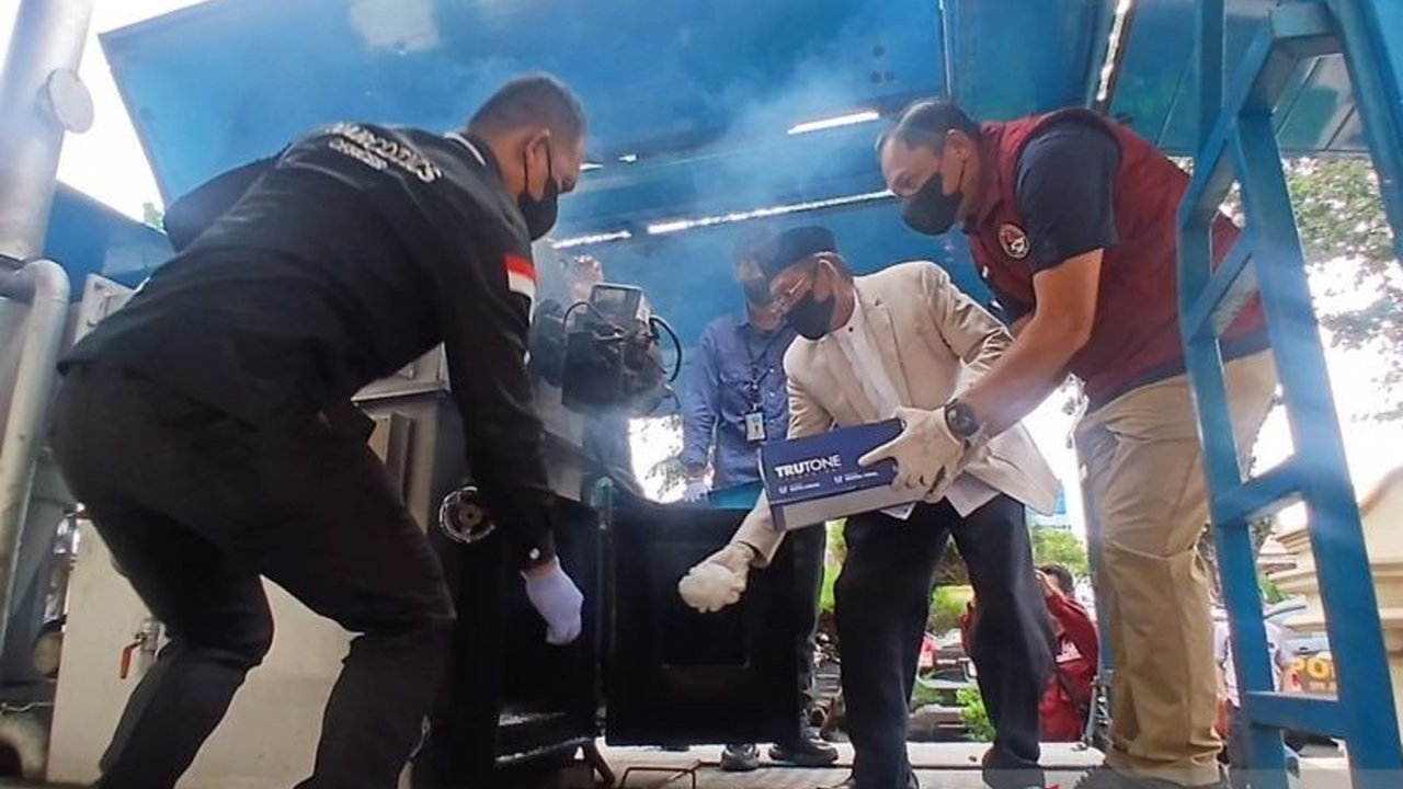 Polda Jambi memusnahkan 12 kg sabu, 495 butir ekstasi, dan 47,1 gram ganja hasil sitaan Januari-Februari 2025, menyelamatkan puluhan ribu jiwa dan menghemat anggaran rehabilitasi ratusan miliar rupiah.