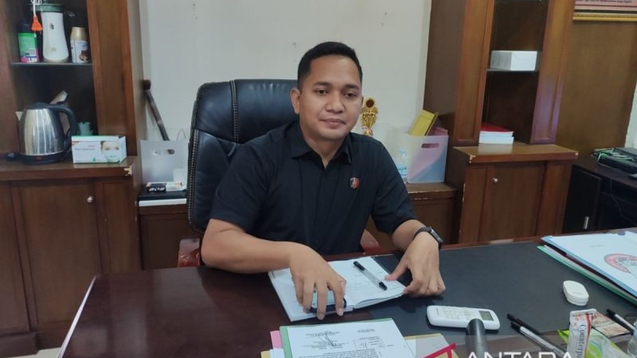 Polresta Bengkulu menahan direktur dan pembantu direktur CV Lautan Biru Nusantara atas dugaan penipuan yang merugikan 91 mahasiswa dan dosen Unihaz yang gagal berangkat studi wisata ke Yogyakarta dan Malang.