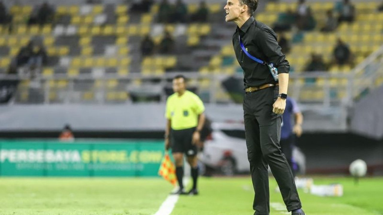 Meskipun absen karena skorsing, pelatih Paul Munster tetap berperan penting dalam kemenangan Persebaya Surabaya atas PSBS Biak dengan skor 1-0 di Liga 1 Indonesia, berkat strategi dan taktik yang telah disiapkan sebelumnya.