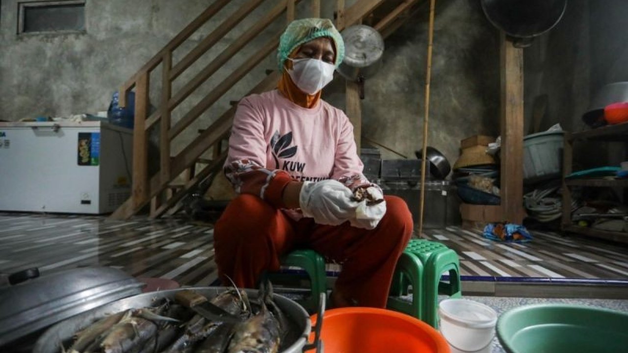 Pertamina Hulu Energi ONWJ berkolaborasi dengan Kelompok UMKM Wanita Greenthink memberdayakan istri nelayan di Subang, Jawa Barat, mengubah ikan tengkek yang kurang diminati menjadi produk olahan bernilai tinggi, meningkatkan perekonomian dan kemandirian.