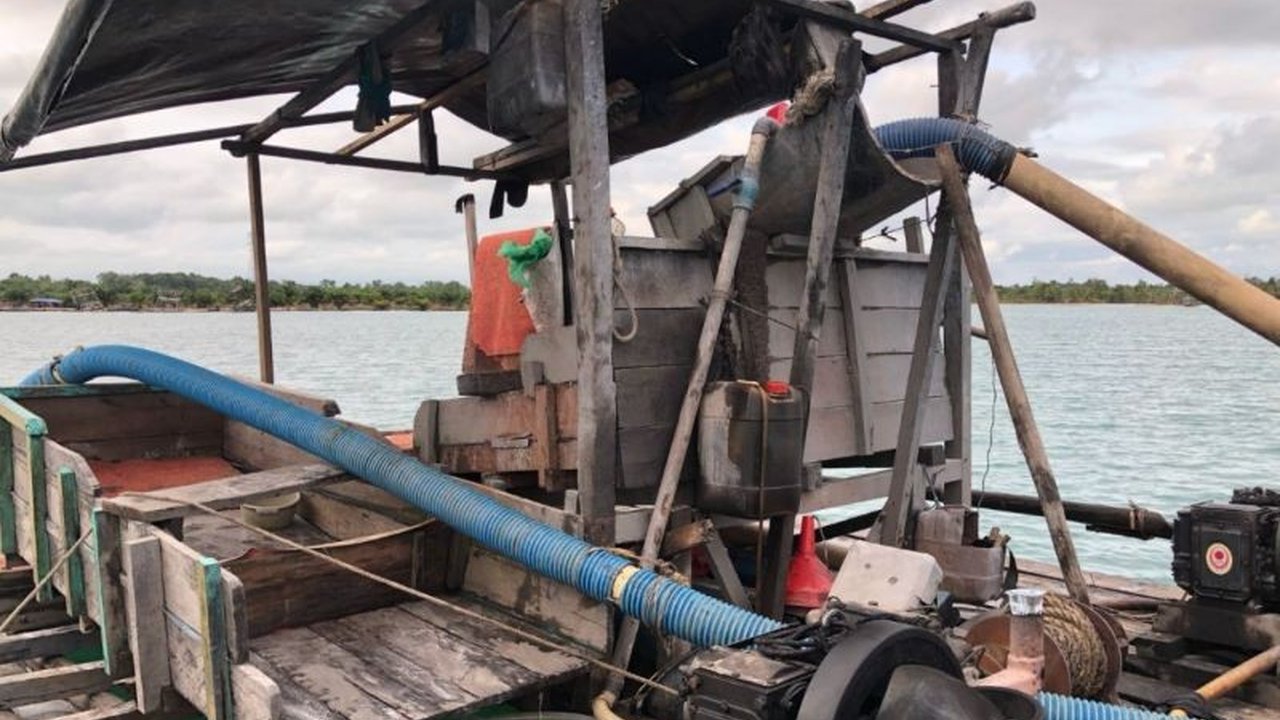 Polres Bangka Tengah berhasil menangkap empat penambang liar bijih timah di wilayah Izin Usaha Pertambangan Khusus (WIUPK) PT Timah Tbk, mengamankan berbagai barang bukti, dan akan menindak tegas aktivitas ilegal tersebut.