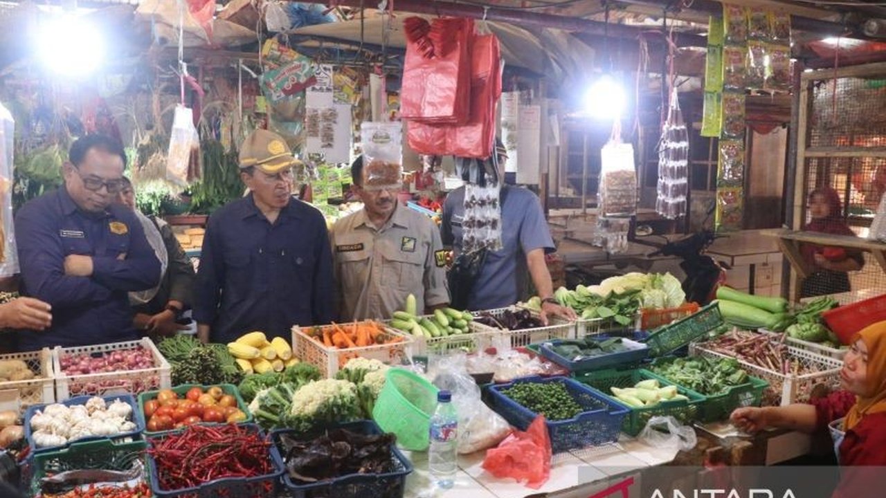Pemerintah Kabupaten Sukabumi gencar mengawasi harga cabai rawit merah, cabai rawit hijau, cabai merah, dan minyak goreng yang fluktuatif menjelang Ramadhan untuk mencegah inflasi dan melindungi daya beli masyarakat.