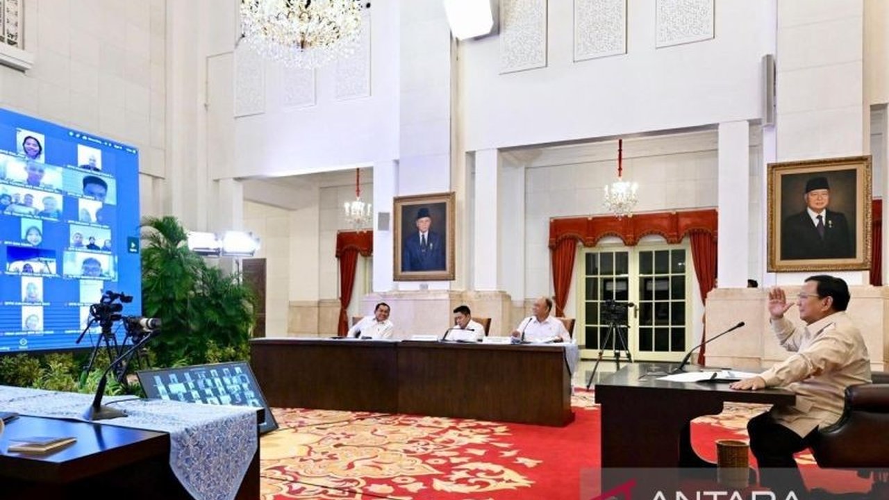 Presiden Prabowo Subianto melakukan pengecekan langsung terhadap kinerja Sarjana Penggerak Pembangunan Indonesia (SPPI) dalam program Makan Bergizi Gratis (MBG) melalui video conference, memastikan penyaluran bantuan berjalan lancar dan tepat sasaran.