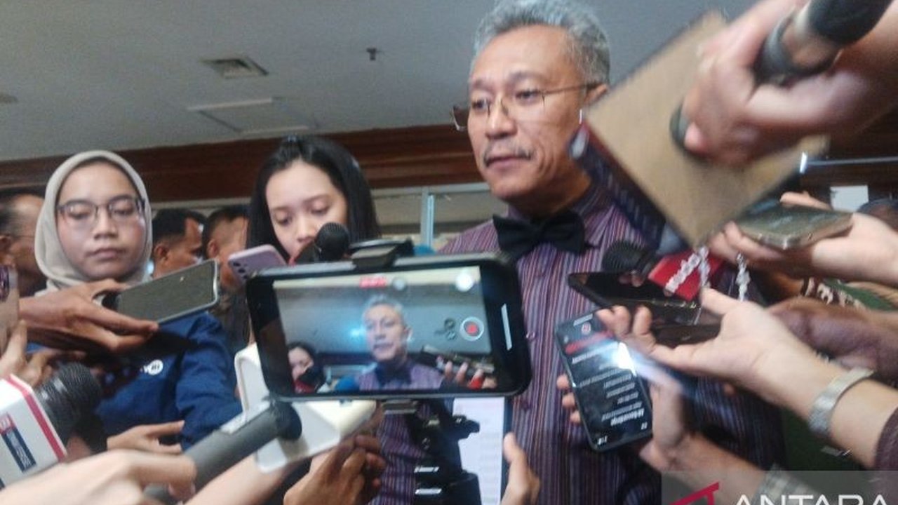 Kementerian Pendidikan, Kebudayaan, Riset, dan Teknologi (Kemdikbudristek) menghormati keputusan revisi UU Minerba yang melarang perguruan tinggi mengelola tambang langsung,  alih-alih kampus akan menerima manfaat berupa dana riset dan beasiswa dari pihak