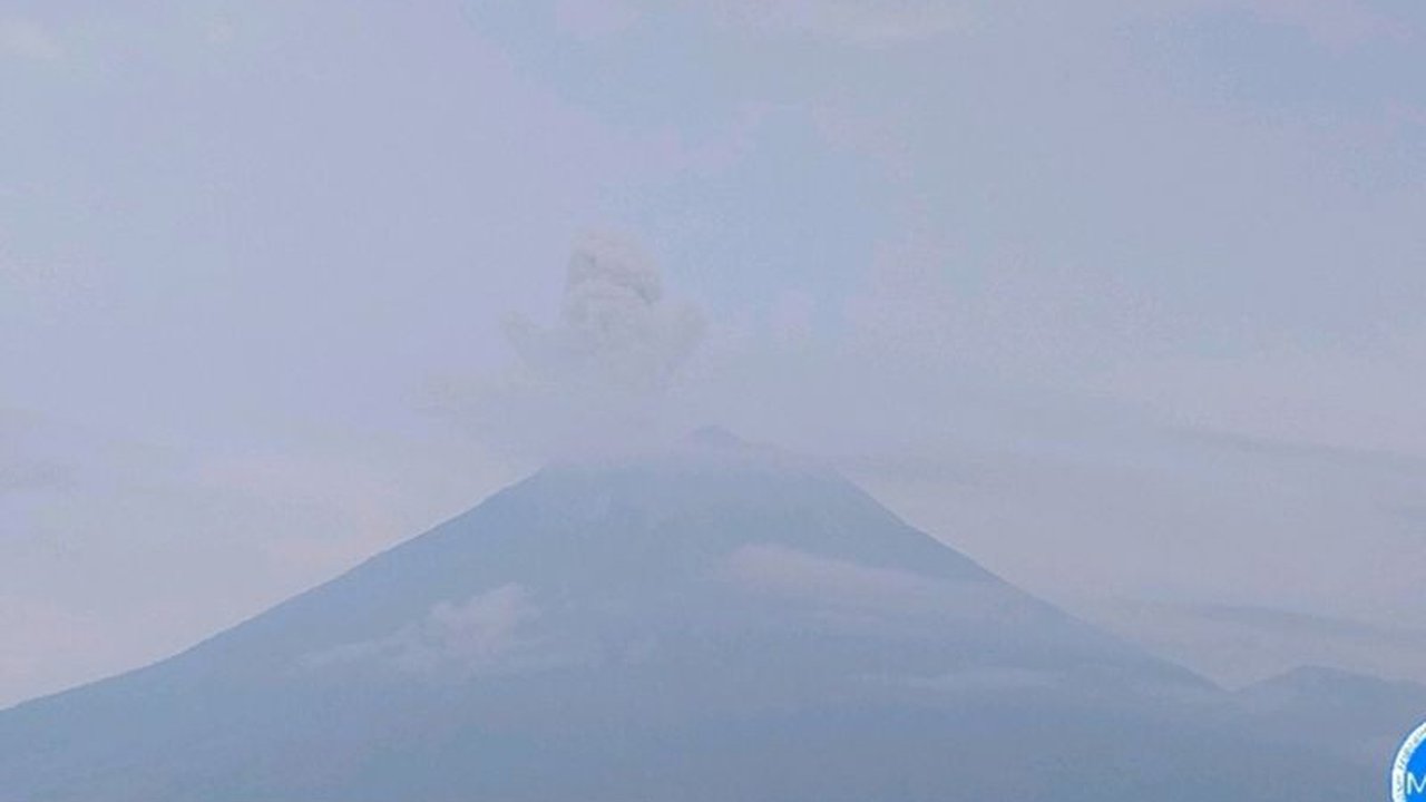 Gunung Semeru di Jawa Timur mengalami empat kali erupsi pada Rabu pagi, dengan letusan tertinggi mencapai 900 meter di atas puncak, menyebabkan peningkatan status waspada dan rekomendasi larangan aktivitas di sekitar gunung.