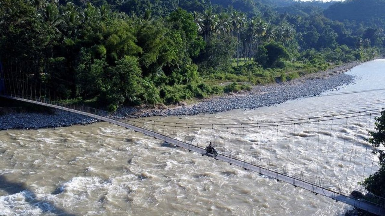 Tanah longsor di tambang emas rakyat Desa Tulabolo Timur, Bone Bolango, Gorontalo, menewaskan satu penambang pada 15 Februari 2025; polisi menutup sementara aktivitas tambang ilegal tersebut.