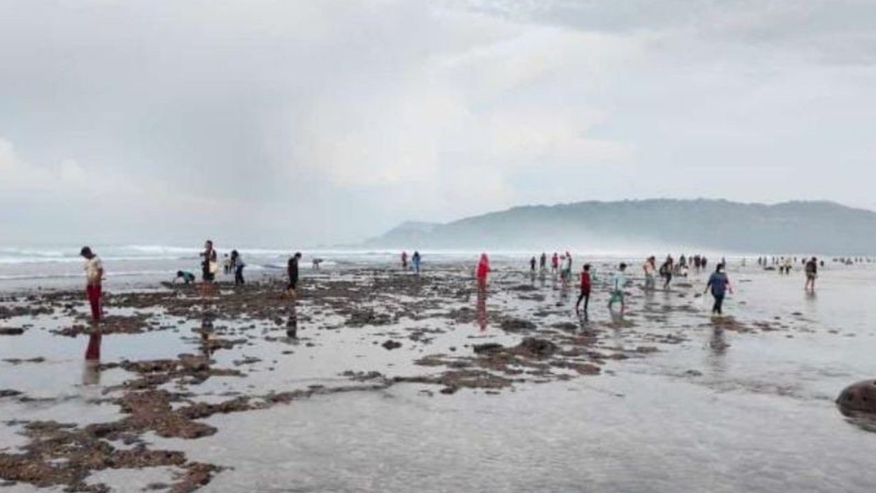 Pemerintah Lombok Tengah kerahkan ASN dan berbagai pihak dalam aksi gotong royong membersihkan sampah pasca Festival Bau Nyale di Pantai Seger, Mandalika, untuk menjaga kebersihan destinasi wisata.