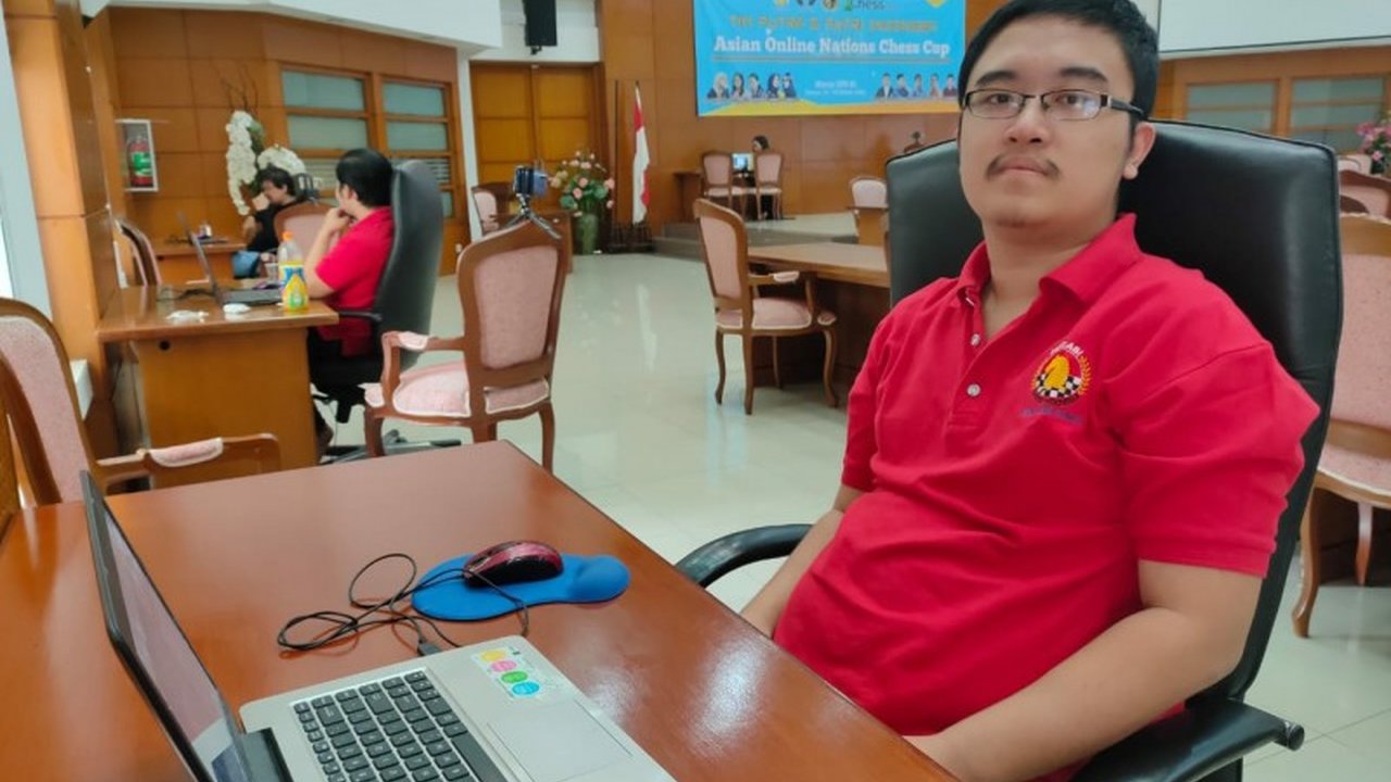Pecatur Indonesia, IM Yoseph Taher, mempertahankan posisi kedua di Indonesia GM Tournament 2025 setelah bermain remis di babak ketiga dan keempat, menghadapi tantangan berat di babak kelima.