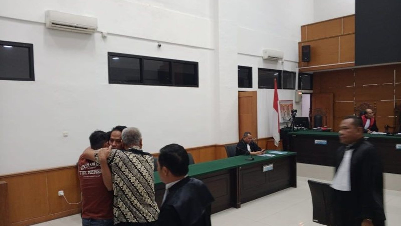 Mantan Kepala Dinas Pariwisata Kepemudaan dan Olahraga Kota Serang, Sarnata, divonis 2,5 tahun penjara dan denda Rp200 juta terkait korupsi sewa lahan Stadion Maulana Yusuf, kerugian negara mencapai Rp475 juta.