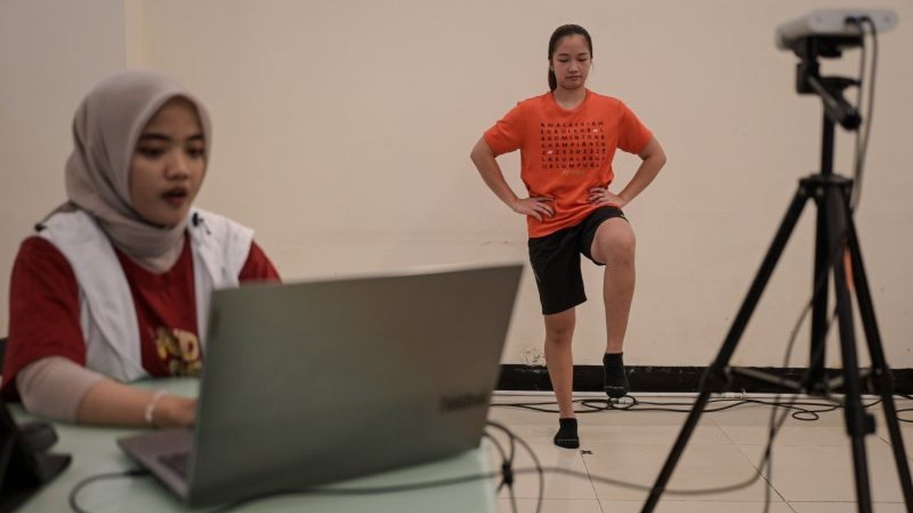 Penerapan sport science di Indonesia, khususnya dalam sepak bola dan bulutangkis, terbukti meningkatkan performa atlet dan menjadi kunci sukses prestasi di kancah internasional.