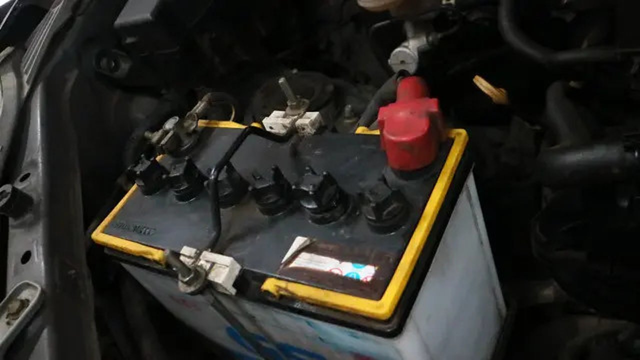 Salah pasang kutub aki bisa berdampak negatif. (Herdi/Liputan6.com)