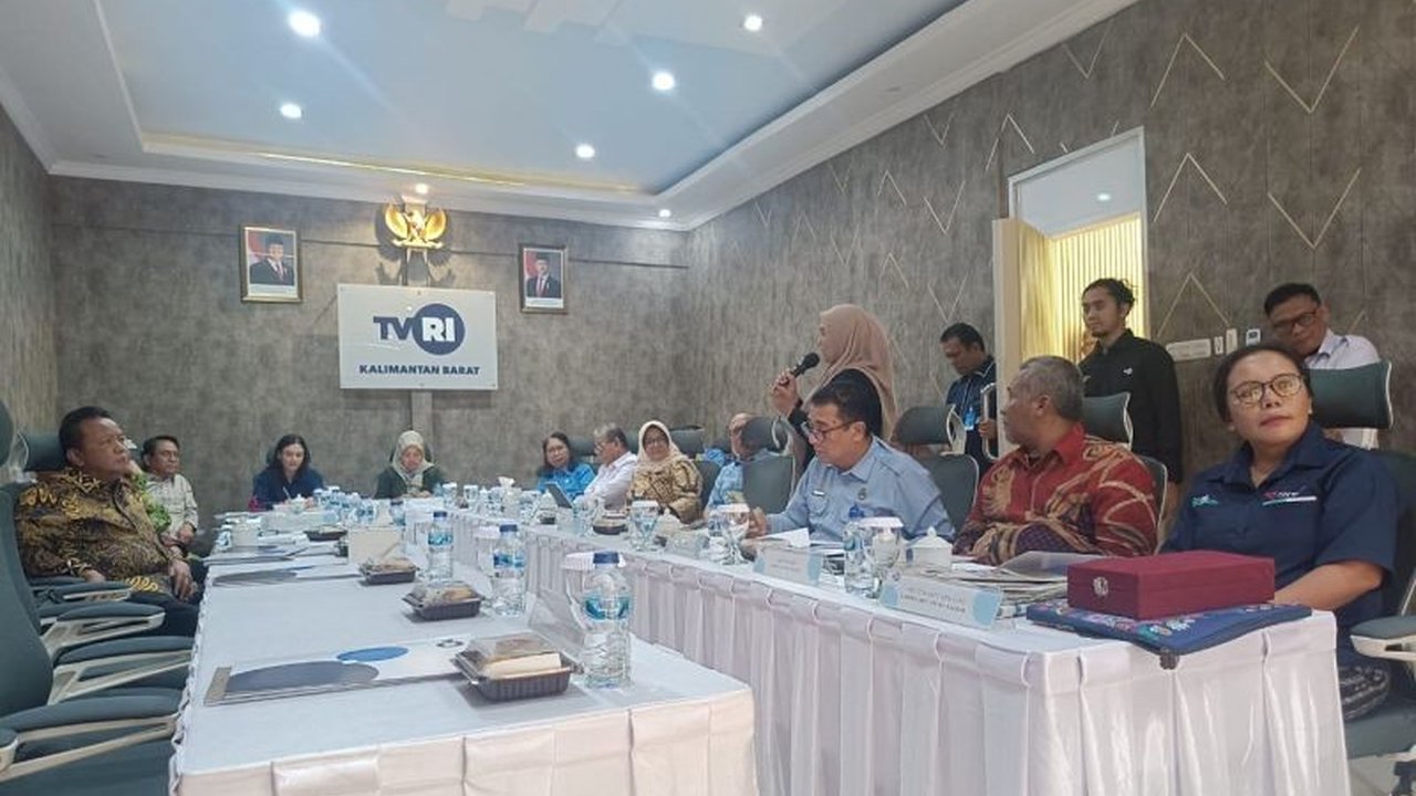 Komisi VII DPR RI melakukan kunjungan kerja ke Kalimantan Barat untuk meninjau kinerja TVRI, RRI, dan ANTARA dalam penyebaran informasi berkualitas di era digital, memastikan independensi dan jangkauan yang luas.