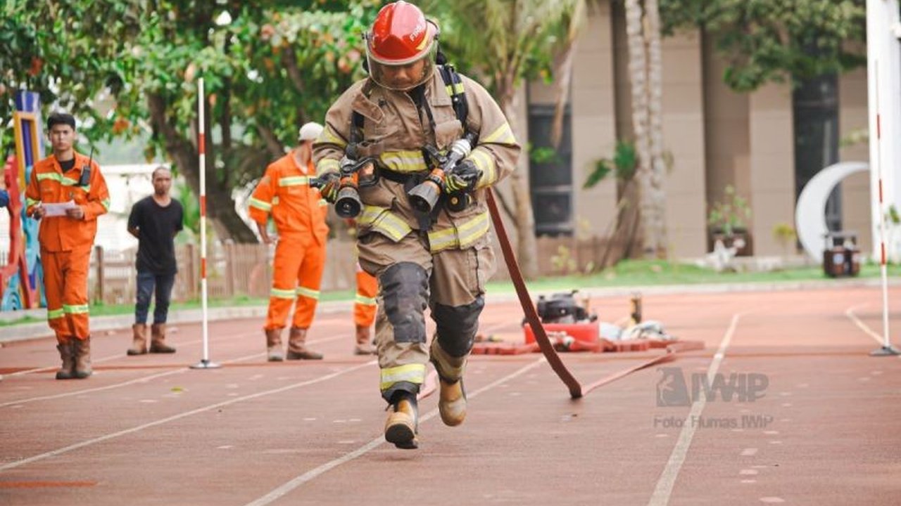 PT Indonesia Weda Bay Industrial Park (IWIP) menggelar berbagai kegiatan untuk meningkatkan kesadaran keselamatan dan kesehatan kerja (K3) karyawan selama Bulan K3 Nasional 2025.