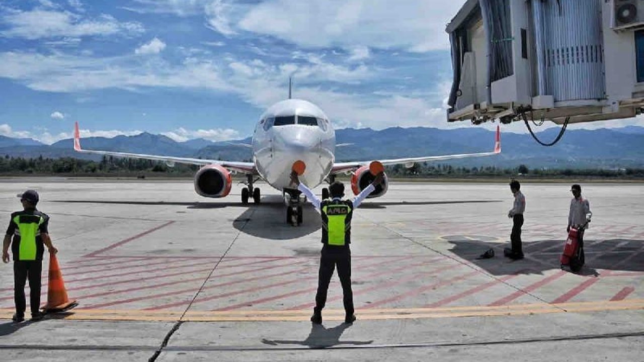 Pengamat ekonomi Celios mengungkapkan diskon tiket pesawat dan tarif tol Lebaran dapat mendorong pertumbuhan ekonomi daerah tujuan mudik, sekaligus mengurangi kemacetan.