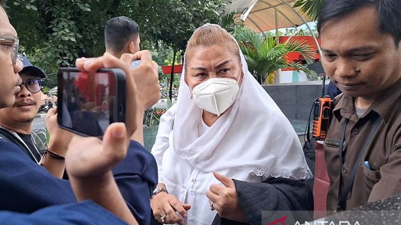 Wali Kota Semarang, Hevearita Gunaryanti Rahayu, dan Ketua Komisi D DPRD Jawa Tengah, Alwin Basri, diperiksa KPK sebagai tersangka kasus korupsi pengadaan barang dan jasa di lingkungan Pemkot Semarang.