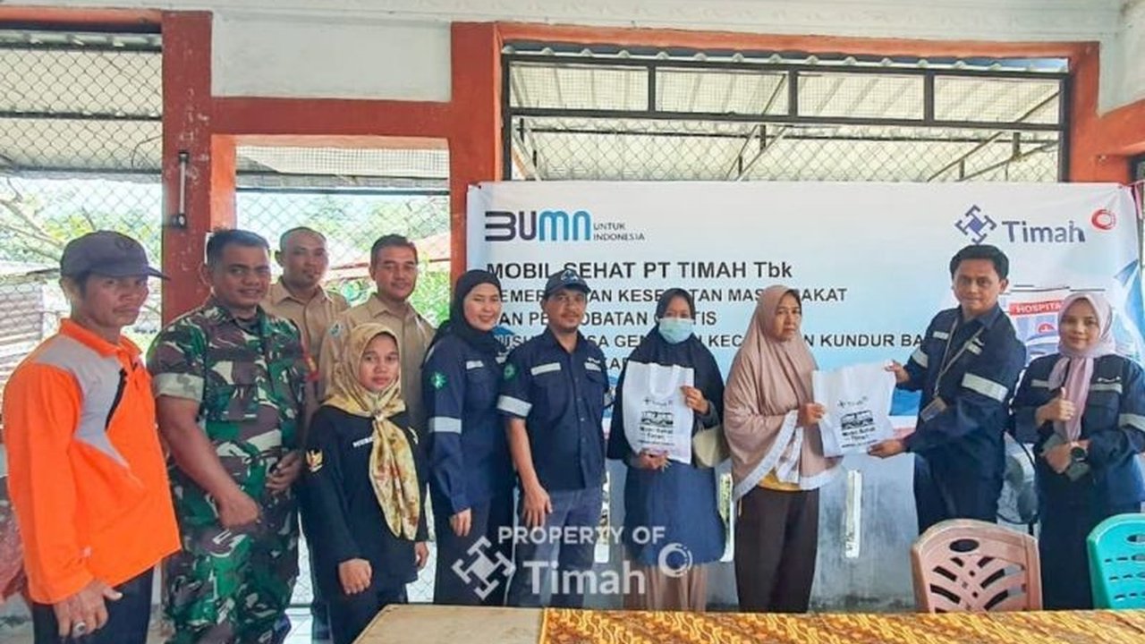 Ratusan warga Desa Gemuruh, Kundur Barat, Kepulauan Riau, mendapatkan layanan kesehatan gratis dari Mobil Sehat PT Timah Tbk, yang membantu mengatasi keterbatasan akses fasilitas kesehatan di daerah terpencil.