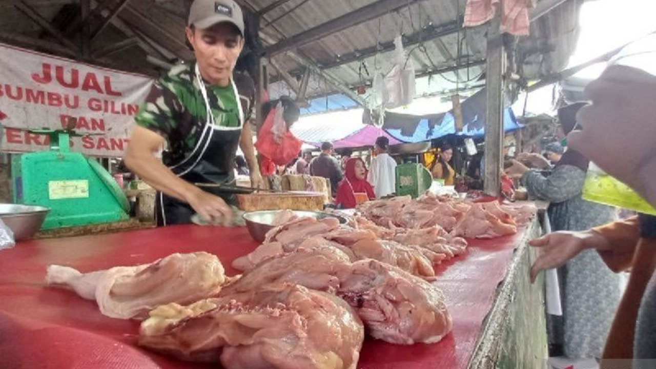 Disperindag Babel memastikan stok ayam potong aman jelang Ramadhan dengan pasokan mencapai 417,24 ton dan akan ditambah 20 ton lagi dalam minggu ini.