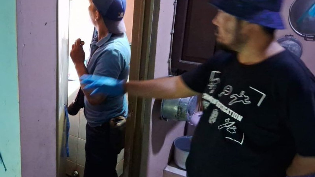 Seorang ibu di Semarang, Jawa Tengah, ditemukan tewas dianiaya diduga oleh anak kandungnya sendiri; polisi telah melakukan olah TKP dan memburu pelaku.