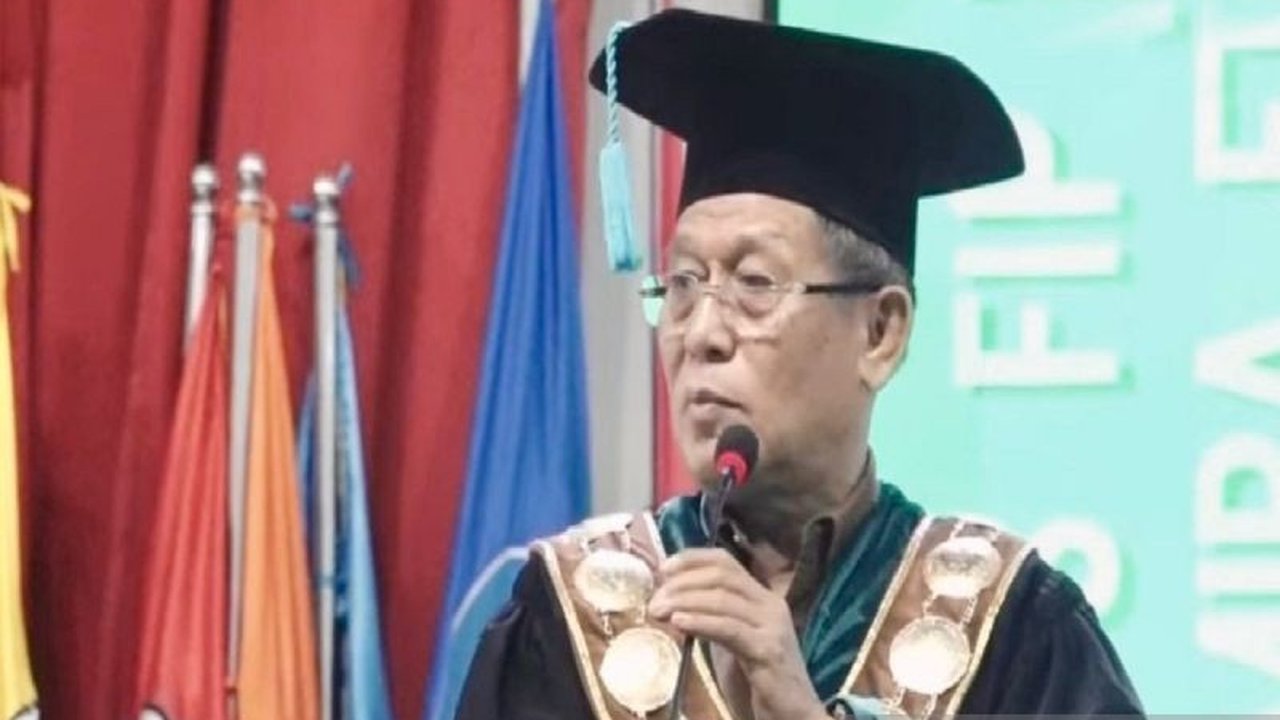 Guru Besar Unimed, Prof. Syawal Gultom, menekankan pentingnya penguasaan teknologi bagi guru profesional agar tetap relevan di era digital dan menjadi teladan bagi siswa.